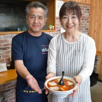 母から受け継いだ勝浦タンタンメンのチャーシューメンを紹介するはらだ富里店のきよみさん（右）と博之さん＝富里市
