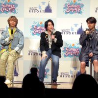 コラボ発表会見でのミセス・グリーン・アップル。左から藤澤涼架さん、大森元貴さん、若井滉斗さん