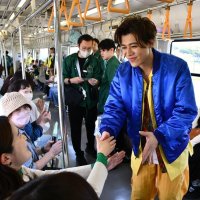 【動画あり】“千葉愛”新た紅白へ決意　歌手の新浜レオンさん　ＪＲ成田線で誕生日イベント　思い出深い佐原でライブも