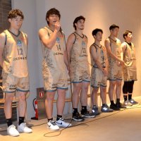 今季の開幕を前に、意気込みを語る大野主将（左から２人目）ら＝印西市