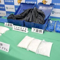 南アから覚醒剤密輸か　成田空港　容疑で７２歳逮捕、起訴