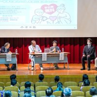 学びの在り方問い直す　尾木さんら　意識転換訴え　千葉大で不登校テーマにセミナー
