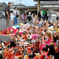 思い出が詰まった人形との別れを惜しむ参列者＝２５日、市原市の龍善院