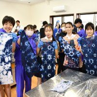 仲良く藍染めに挑戦　神崎中歌や踊りの歓迎も　【千葉県内の中学生、台湾の同世代と交流】