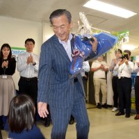 見送りに訪れた孫を前に、顔をほころばせる本郷谷市長＝３０日、松戸市役所