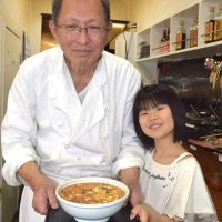 「味の要は台湾の黒酢」と小出さん。孫の小学３年生、容優さんもお薦め＝船橋市
