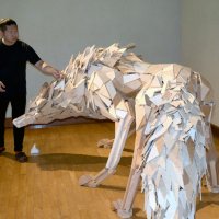 「白狼」の制作過程などについて説明する加治さん＝船橋市のふなばしアンデルセン公園子ども美術館