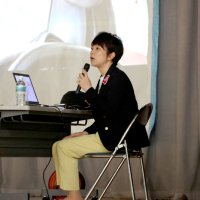 交通事故の状況を説明する高田さん＝２７日、大網白里市