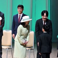 「誓いの言葉」を述べた小学生に話しかける秋篠宮ご夫妻＝松戸市、森のホール２１