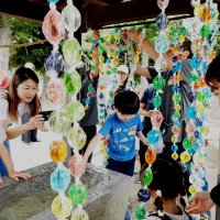神社の手水舎に「彩水のれん」を飾り付けるワークショップの参加者＝袖ケ浦市
