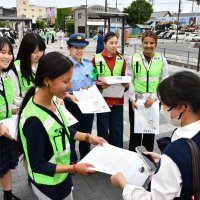 痴漢や盗撮気を付けて　香取署　佐原駅で高校生らと啓発