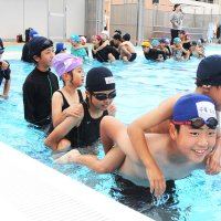 プールの季節到来！　１、６年生元気よく交流　館山北条小