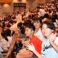 バレエ団に温かい拍手を送るいすみ市内の児童ら＝１３日