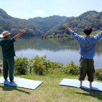 亀山湖畔でヨガを行う様子（豊島さん提供）