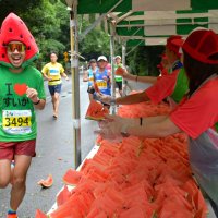 甘いスイカ食べ５７００人疾走　富里ロードレース、旬の美味力に　参加者、山田邦子さんと交流