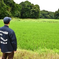 施設周辺には田園風景が広がり「風の流れが木々の動きで分かり、今でもその魅力にハッとさせられることがある」と話す田山さん