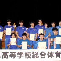団体戦で１０連覇を果たした日体大柏の選手たち（県高体連提供）