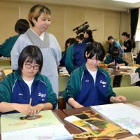 佐倉東高伝統の友禅染挑戦　地元作家桑原さんから手ほどき　ぼかしや重ねで「四季」表現