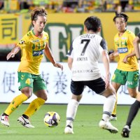 前半、競り合う千葉・田口（左）
