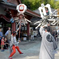 鮫遊会による万灯奉納が妙典寺で執り行われた＝２１日、大多喜町