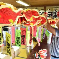 鮮やかな赤社殿にずらり　鯛ちょうちん製作佳境　７月夏祭り、４００個配布　茂原・八坂神社