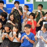 「子供自転車免許証」を受け取り喜ぶ竜角寺台小学校の児童＝２７日、栄町