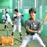 室内で打撃練習に汗を流す千葉黎明の選手ら＝八街市