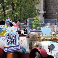 【写真多数】ディズニーでびしょ濡れに！　ミセスとコラボ、楽曲響く夏イベント　２日スタート