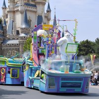 水を噴き出すベイマックスの「びしょ濡れパレード」＝１日、東京ディズニーランド