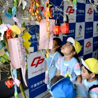 七夕飾りを見る園児ら＝２日、行徳署