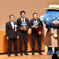 ナイツの塙さん、サッカー日本代表の中村選手に栄誉章　市制５５周年記念式典　我孫子