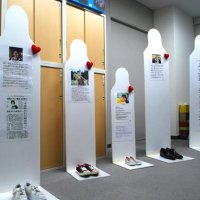 自動車事故ゼロ社会へ　命とハンドルの「重さ」訴え　千葉市美浜区でメッセージ展　犠牲者の等身大パネルや遺品