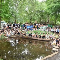 ビオトープ「西深井の森」の再生工事完了を祝う市立西深井小児童や学校関係者ら＝流山市