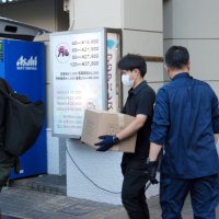 押収品を運び出す捜査員ら＝１４日、千葉市中央区栄町
