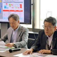 成田空港近くで輸出入の拠点となる「ＷＩＮＧ　ＮＲＴ」を共同運営することについて説明するＪＡＬの梅原部長（右）とヒューリックの黒部専務執行役員＝１５日、東京都品川区
