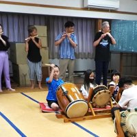 夏祭りに向けて子どもたちの太鼓と合わせて笛の練習をする東町区の住民＝富津市
