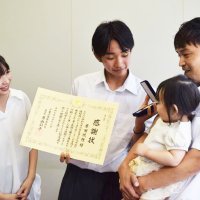 「怖かったけど行くしかない」　踏切内から女性救出　八千代東高２年　原田さんに千葉県警本部長感謝状