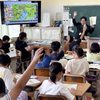 出版社出前授業で地図の奥深さ学ぶ　袖ケ浦、奈良輪小４年生