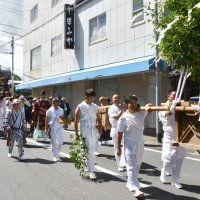 夏のような暑さにも負けず若衆がみこしを担ぎ、市街地を練り歩いた＝１８日、香取市