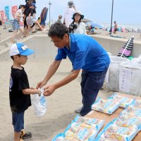 海の日ビーチきれいに　拾ってお菓子、楽しく活動　大網白里市