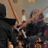 剣道で優勝した茂原署チームの選手（右）＝２４日、千葉県総合スポーツセンター武道館