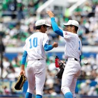 石倉（左）に声をかける八千代松陰・高橋優
