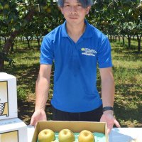 「今年の出来は良い」とＰＲする梨農家の斎藤さん