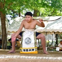 ５、６年生男子の部で優勝し、大関になり弓取り式を務めた高橋一翔さん＝東庄町
