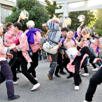 諏訪大神の鳥居前で大木戸区と宿浜区が踊りの共演を披露した