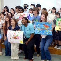 制作したちぎり絵とともに記念写真に納まるモビール市訪問団と市原中央高生徒＝２９日、市原市の市原中央高校