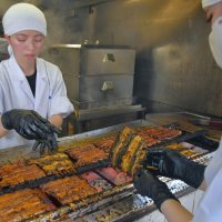 暑い夏乗り切って　成田山参道、ウナギ店にぎわう　土用の丑の日