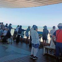 津波警報発令中の海の様子を高台にある飯岡刑部岬展望館から見つめる人たち＝３０日午前１０時３０分ごろ、旭市