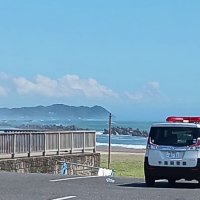 海水浴場では警察官らが避難を呼びかけた＝３０日午前、いすみ市