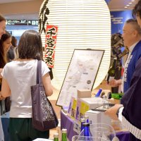 日本酒の試飲を楽しむ外国人旅客ら